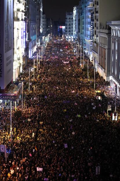 Vista general de la manifestación a su paso por Gran Vía de Madrid.