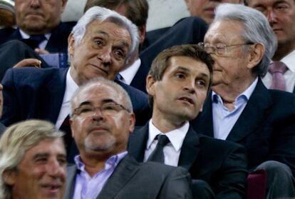 Vilanova, sancionado, ve el partido desde el palco del Camp Nou.