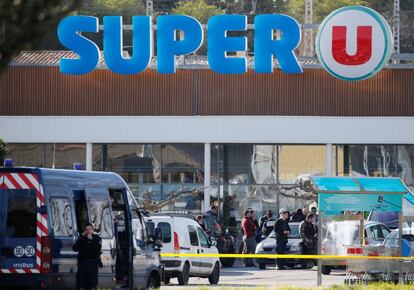 Vista general del supermercado en el que se ha producido el secuestro tras ser acordonado por la policía francesa. 