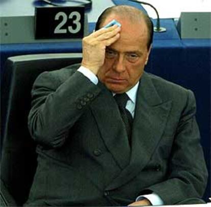 Silvio Berlusconi, presidente de turno de la UE, ayer durante el debate en el Parlamento Europeo.