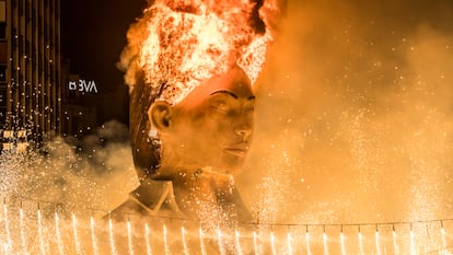 La cabeza de la Meditadora, la falla municipal de Valencia, pasto de las llamas.