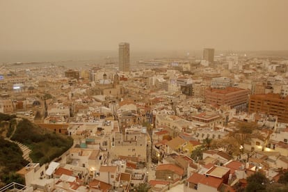 Vista general de la ciudad de Alicante, cubierta por el excepcional episodio de polvo en suspensión, este martes.