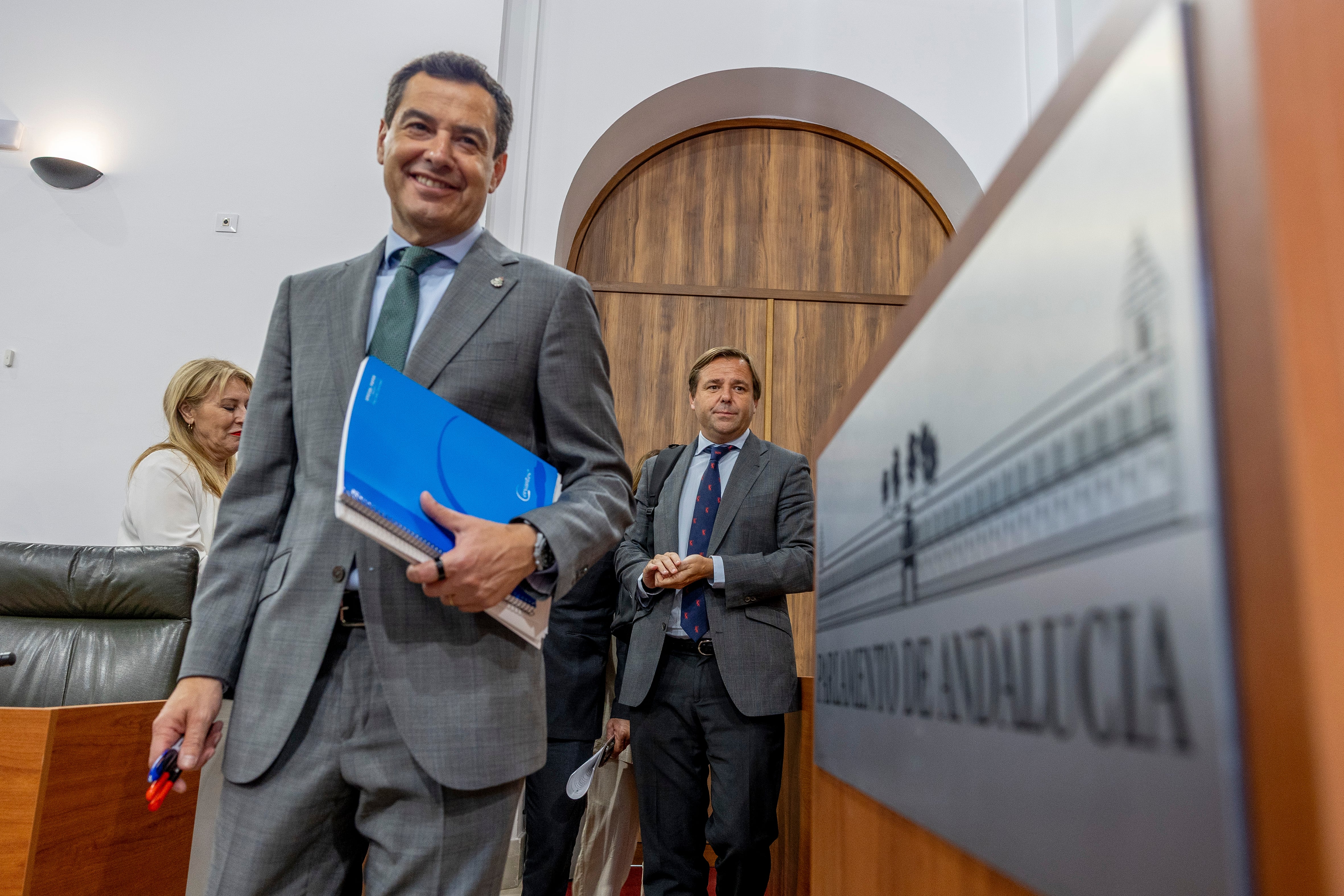 Juan Manuel Moreno Bonilla, tras la votación en la segunda jornada del debate de investidura en el Parlamento de Andalucía, este martes.