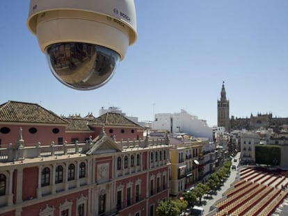 Una de las cámaras instaladas para esta Semana Santa en Sevilla. 