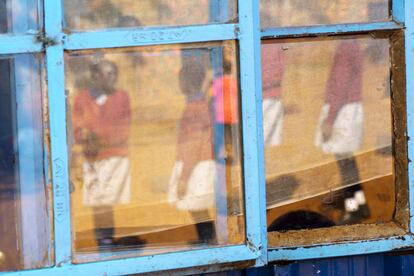 A la Escuela Orfanato Salama Gachie School acuden hijos de viudas y otros ni?os desfavorecidos, en Nairobi, la capital de Kenia. Permitirse las tasas escolares, el uniforme y los materiales se convierte en una gran dificultad para muchas viudas y a menudo, cuando no hay dinero para pagar la escuela, son las hijas las que se quedan en casa. Crece as el nivel de analfabetismo para las mujeres y aumenta su explotacin en procesos legales y oficiales, ya que pueden perder bienes al firmar trmites que no entienden.