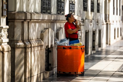 Una trabajadora en una calle del centro de Madrid, el 2 de septiembre.