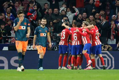 Jugadores del Atlético de Madrid celebran el tanto de Memphis.