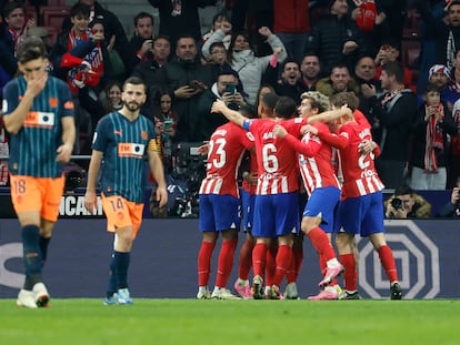 Jugadores del Atlético de Madrid celebran el tanto de Memphis.