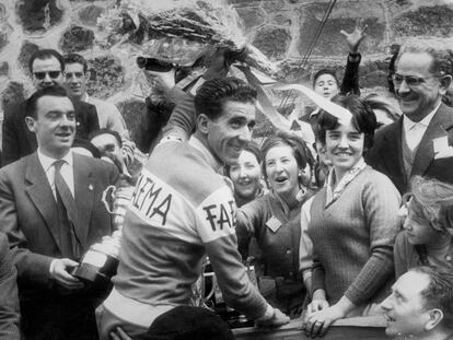 El ciclista Federico Martín Bahamontes sonríe al recibir su premio como vencedor de la Subida de Arrate (Eibar), en abril de 1960.