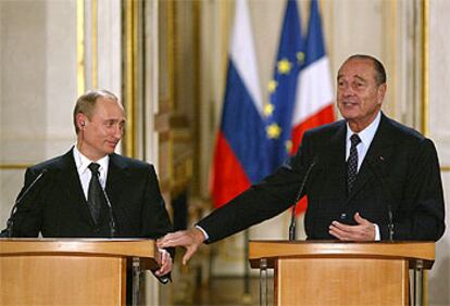 El presidente francés, Jacques Chirac (derecha), junto al presidente ruso, Vladímir Putin, ayer en el Elíseo.