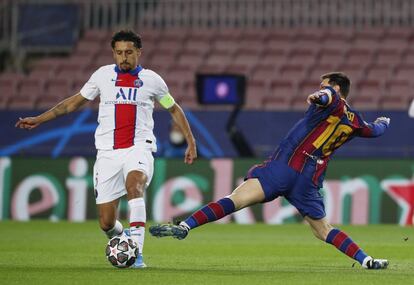 Marquinhos y Messi disputan el balón.