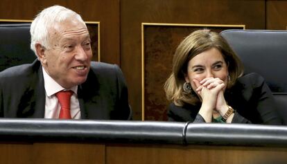 José Manuel García-Margallo, ministro de Asuntos Exteriores y Cooperación, y la vicepresidenta del Gobierno, Soraya Sáenz de Santamaría, en un momento del debate.