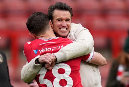 Rob McElhenney abraza a un jugador del Wrexham, el 27 de abril, tras conseguir el ascenso.