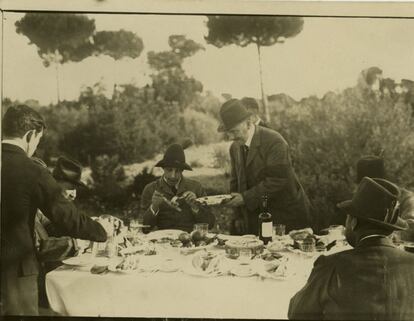 Alfonso XIII disfruta un banquete en pleno campo, en Doñana