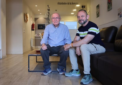 Emeterio Lorente (izquierda) y Fernando González, en uno de los pisos de la Fundación Eddy.