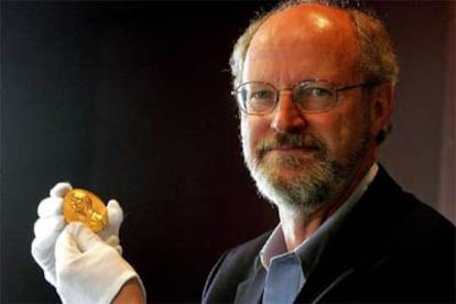 Robert Grubbs muestra en la Universidad de Canterbury (Nueva Zelanda) la medalla Nobel de Ernest Rutherford de 1908.