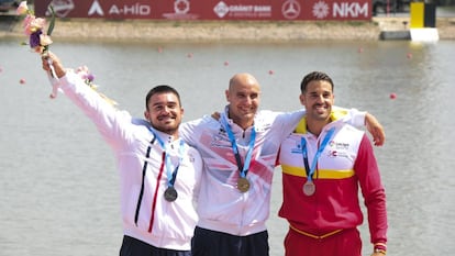 El podio del K1-200 en el Mundial de Szeged: oro (en el centro) para Heath, plata (I) para Stefanovic y bronce para Carlos Garrote. 