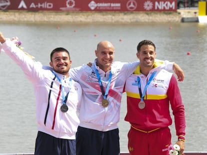 El podio del K1-200 en el Mundial de Szeged: oro (en el centro) para Heath, plata (I) para Stefanovic y bronce para Carlos Garrote. 