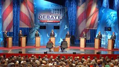 Los precandidatos demócratas debaten en Albuquerque en septiembre pasado. De izquierda a derecha: Graham, Gephardt, Braun, Kerry, Kucinich, Edwards, Lieberman y Dean.