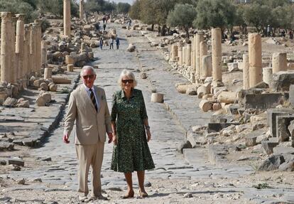 El príncipe Carlos de Inglaterra y la duquesa de Cornualles visitaron en su primer día de gira las ruinas de la antigua ciudad romano-helenística de Gadara. No es la primera vez que viajan a Jordania, pero este último viaje ha enfatizado la importancia de los vínculos entre el país y el Reino Unido, "que se sustentan en la profunda cooperación en materia de seguridad" de ambos territorios, según indicó Clarence House en un comunicado.