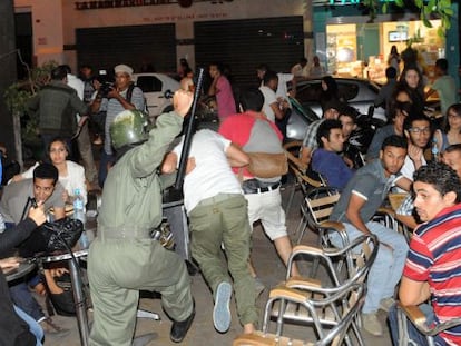 Moroccan riot police violently quell protests in Rabat after Galv&aacute;n&rsquo;s release.