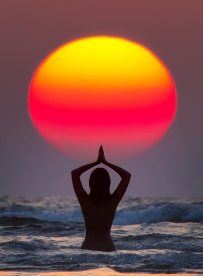 <i>Surya Namaskar.</i> Es el nombre que le ha dado Jankovoy a esta foto. Es un saludo hindi al Sol que consiste en 12 movimientos, uno de los cuales está haciendo la chica de la foto.