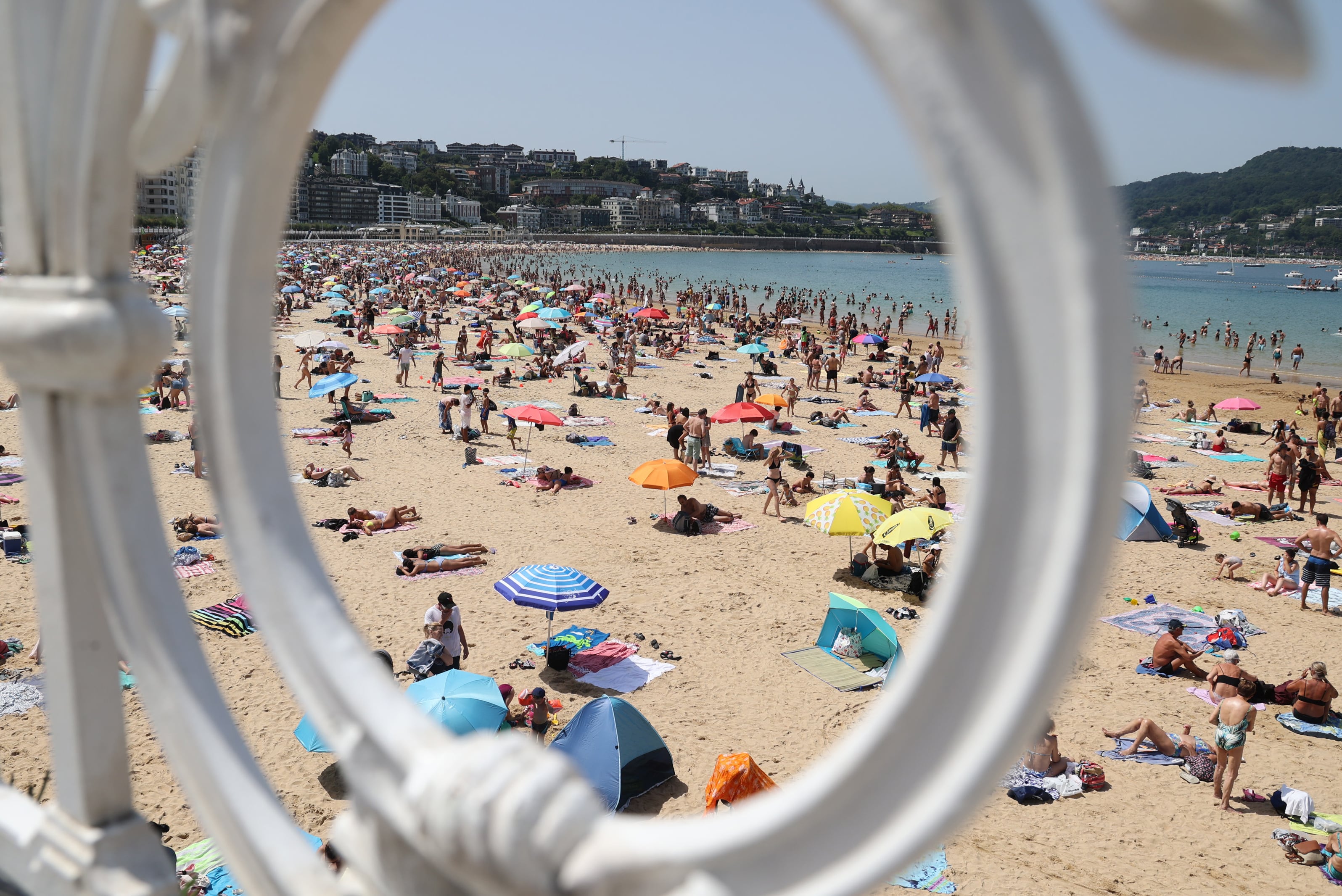 Numerosos bañistas en la playa de La Concha, San Sebastián, este miércoles.
