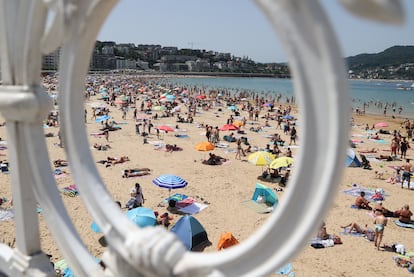 Numerosos bañistas en la playa de La Concha, San Sebastián, este miércoles.