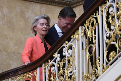 La presidenta de la Comisión Europea, Ursula von der Leyen, conversa con el secretario general de la OTAN, Mark Rutte.