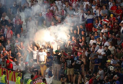 Aficionados rusos encienden una bengala en el primer partido de la Eurocopa, que les enfrent&oacute; a Inglaterra. 