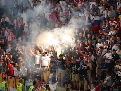 Aficionados rusos encienden una bengala en el primer partido de la Eurocopa, que les enfrent&oacute; a Inglaterra. 