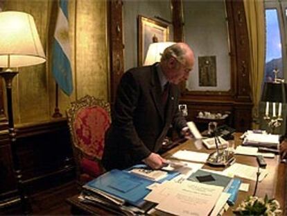 Fernando de la Rúa recogía anoche sus objetnos personales del despacho de la Casa Rosada.