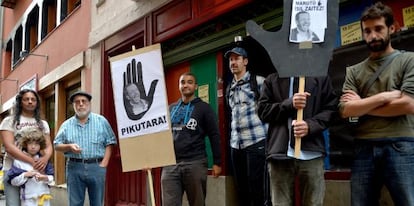 Members of SOS Racismo Vitoria protest against Mayor Maroto.