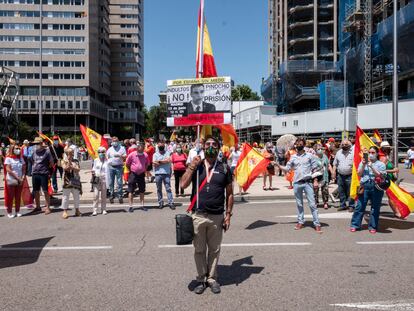 Manifestación en la plaza de Colón de Madrid en contra de los indultos, este domingo.