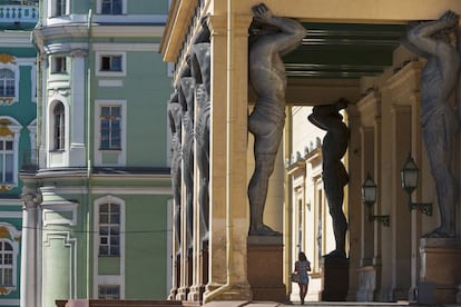 San Petersburgo es una urbe perfecta para caminar, entre museos impresionantes, como el Ermitage (en la foto), palacios extravagantes, avenidas inmensas, teatros de primera, fortalezas y catedrales de colores. Pero junto a la antigua ciudad de los Romanov, diseñada por Pedro el Grande en 1703, existe también una nueva 'Piter' (como la llaman sus habitantes), que se muestra en modernos centros comerciales, cafés, barrios de moda y nuevos espacios para el arte.