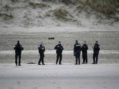 Agentes franceses patrullaban este lunes una playa frente a la costa británica para impedir la salida al mar de migrantes.