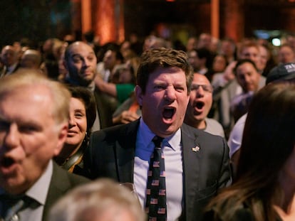 En una fiesta electoral republicana en Nueva York, un hombre reacciona a resultados positivos para el partido de la derecha estadounidense.