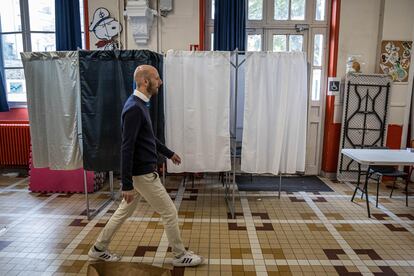 El Ministro de Servicios Públicos y candidato al partido de la mayoría presidencial "Renacimiento", Stanislas Guerini, visita una mesa electoral durante la segunda vuelta de las elecciones parlamentarias francesas en París, Francia.