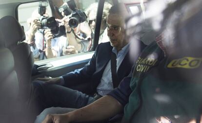 Eduardo Zaplana escoltado por la UCO de la Guardia Civil tras el registro en su domicilio de Valencia y su detención judicial.