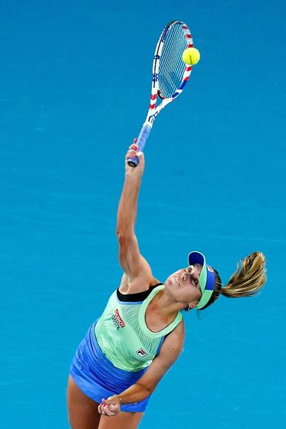 Sofia Kenin saca de servicio durante la final.