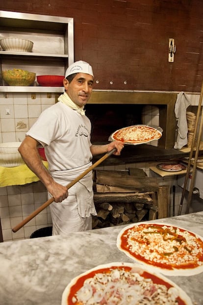Gilberto Mura prepara pizzas en el restaurante Baffetto, en Roma.