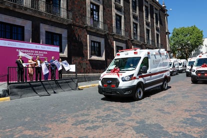 Una entrega de ambulancias de la Beneficencia Publica al Gobierno del Estado de México, en febrero 2024.