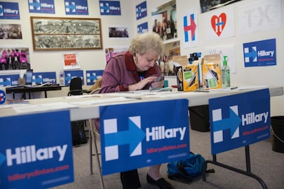 Una voluntaria de la campaña de Clinton