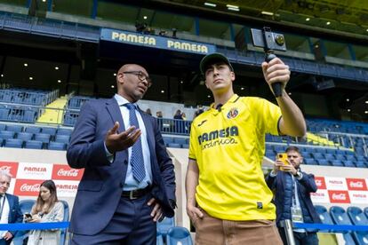 El 'streamer' Nil Ojeda, con la camiseta del Villarreal CF, junto al exfutbolista Marcos Senna durante uno de los momentos de la Jornada Imposible.