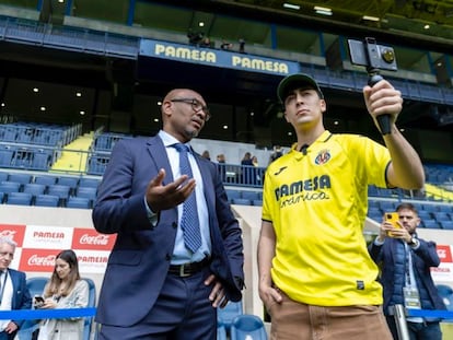 El 'streamer' Nil Ojeda, con la camiseta del Villarreal CF, junto al exfutbolista Marcos Senna durante uno de los momentos de la Jornada Imposible.