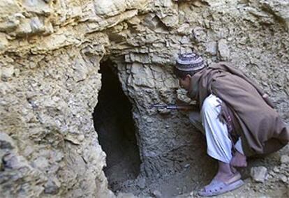 Un combatiente antitalibán inspecciona una pequeña cueva que fue utilizada por Al Qaeda en la región de Tora Bora.