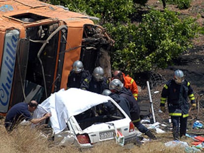 Los bomberos, ayer, durante los trabajos para extraer los cuerpos de los fallecidos en el accidente de Castellón.