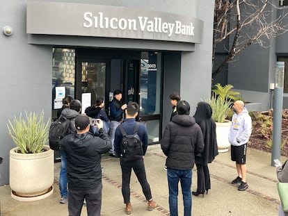 Un empleado del Banco de Silicon Valley habla este viernes con clientes de la institución, cuyo cierre ha sido comunicado esta mañana.