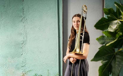 Rita Payés, fotografiada en su casa de Sant Cebrià de Vallalta. Rita Payés con su inseparable trombón.