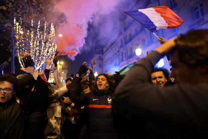 Aficionados franceses celebran la victoria de su selección en los Campos Elíseos de París.
